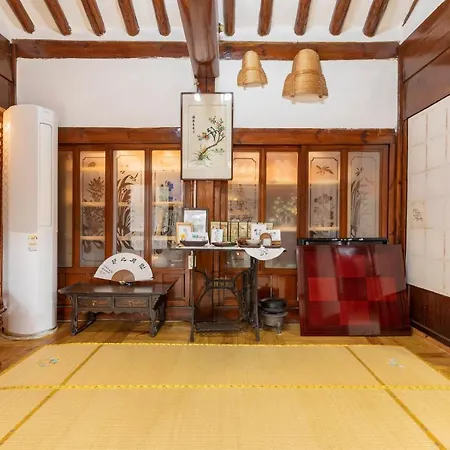 Dongmyo Hanok Sihwadang - Private Korean Style House In The City Center With A Beautiful Garden
