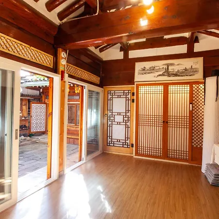 Dongmyo Hanok Sihwadang - Private Korean Style House In The City Center With A Beautiful Garden