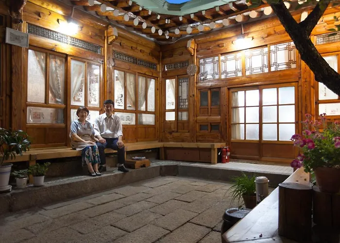 Dongmyo Hanok Sihwadang - Private Korean Style House In The Center With A Beautiful Garden Pensión 4*