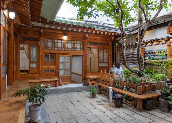 Dongmyo Hanok Sihwadang - Private Korean Style House In The Center With A Beautiful Garden Pensión