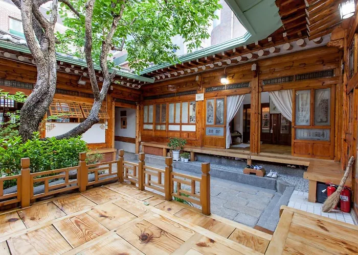 Dongmyo Hanok Sihwadang - Private Korean Style House In The Center With A Beautiful Garden Pensión 4*