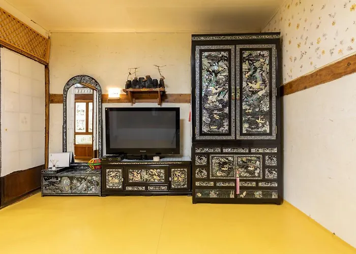 Dongmyo Hanok Sihwadang - Private Korean Style House In The Center With A Beautiful Garden