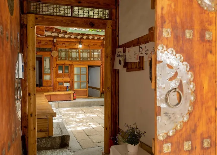 Dongmyo Hanok Sihwadang - Private Korean Style House In The Center With A Beautiful Garden Pensión 4*