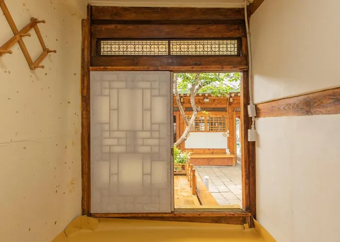 Dongmyo Hanok Sihwadang - Private Korean Style House In The Center With A Beautiful Garden 4* Seúl