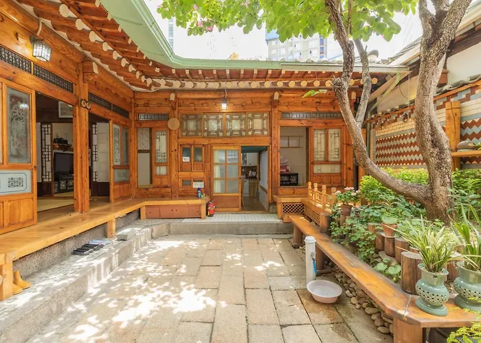 Pensión Dongmyo Hanok Sihwadang - Private Korean Style House In The Center With A Beautiful Garden 4*