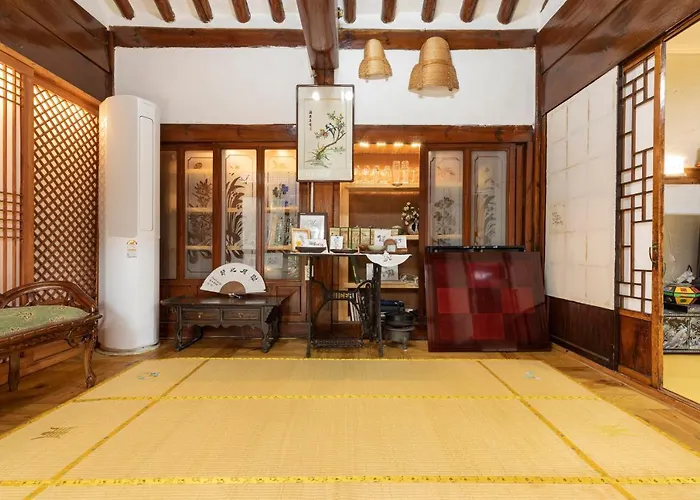 Dongmyo Hanok Sihwadang - Private Korean Style House In The Center With A Beautiful Garden Pensión
