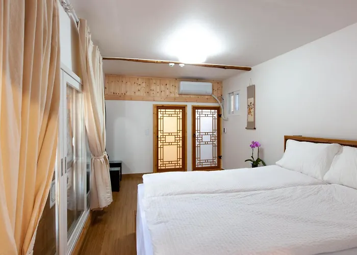 Dongmyo Hanok Sihwadang - Private Korean Style House In The Center With A Beautiful Garden 4*