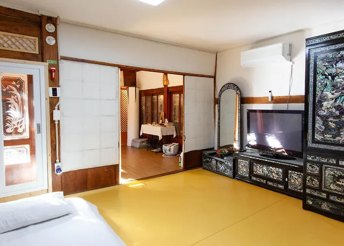 Dongmyo Hanok Sihwadang - Private Korean Style House In The Center With A Beautiful Garden Pensión 4*