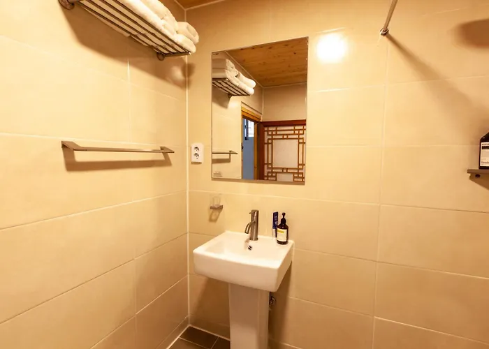 Pensión Dongmyo Hanok Sihwadang - Private Korean Style House In The Center With A Beautiful Garden 4*