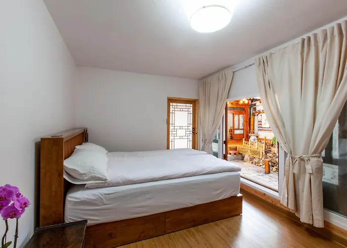 Dongmyo Hanok Sihwadang - Private Korean Style House In The Center With A Beautiful Garden 4*