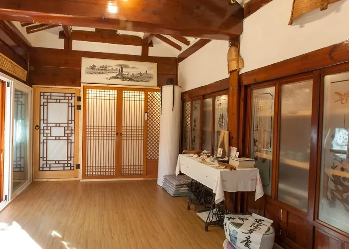 Pensión Dongmyo Hanok Sihwadang - Private Korean Style House In The Center With A Beautiful Garden 4*