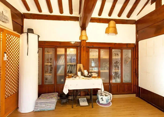 Pensión Dongmyo Hanok Sihwadang - Private Korean Style House In The Center With A Beautiful Garden Seúl