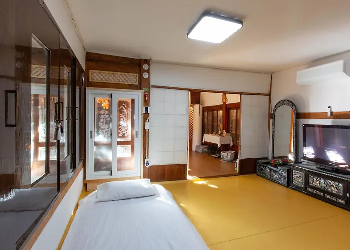 Pensión Dongmyo Hanok Sihwadang - Private Korean Style House In The Center With A Beautiful Garden