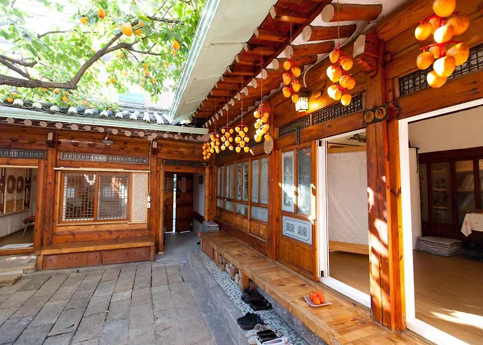 Dongmyo Hanok Sihwadang - Private Korean Style House In The Center With A Beautiful Garden